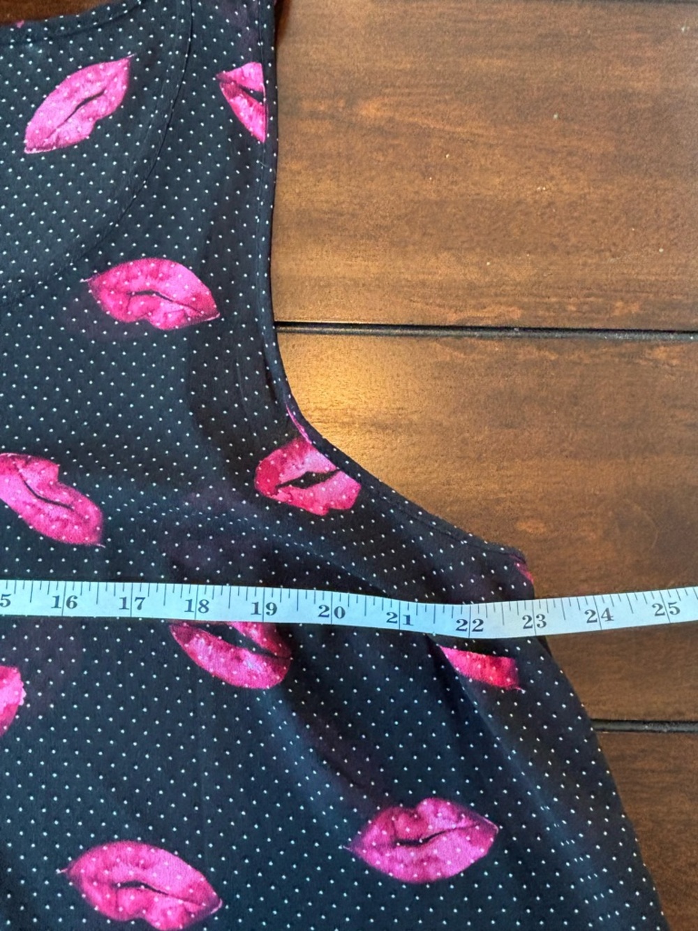 Torrid Size 1X Sheer Lip Print Sleeveless Tank Blouse Black Pink - Picture 4 of 7